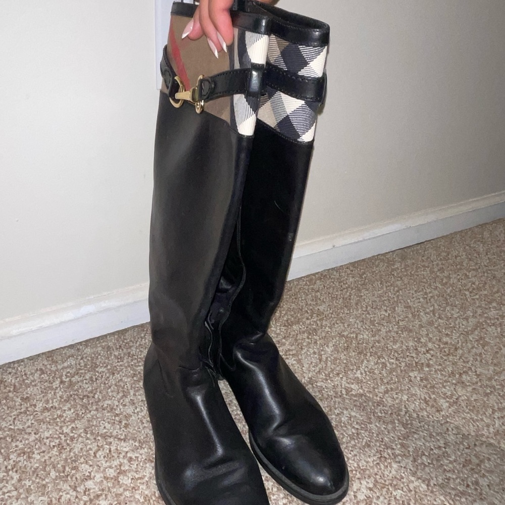 Burberry boots size 7.5 womans. Looks amazing on. It’s a great classic piece